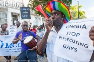 Protesta contro le leggi omofobiche del Gambia a Londra